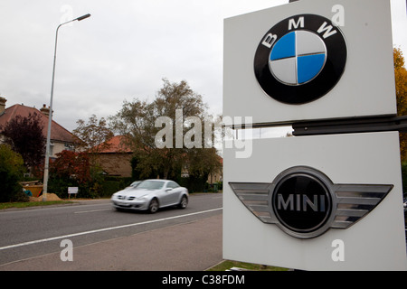 Signes BMW et Mini. Banque D'Images