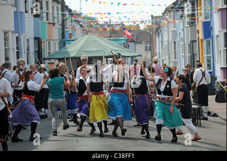 Membres de Brighton Morris hommes et femmes se présentant à un fête de rue dans la région de Hanovre de la ville du Royaume-Uni Banque D'Images