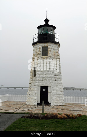 Le phare de l'île de chèvre un jour brumeux. Newport, Rhode Island, USA. Le phare se trouve sur une île dans la baie de Narragansett. Banque D'Images