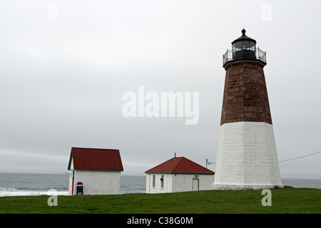 Phare de Point Judith en un jour brumeux. Judith Point, Rhode Island, USA. Banque D'Images