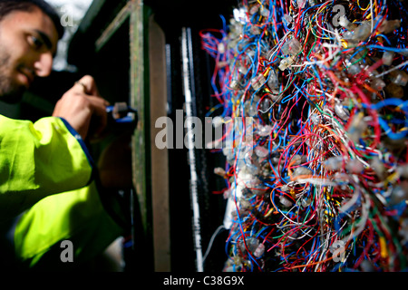 Un fixng enigineer BT lignes téléphoniques dans le nord de Londres. Banque D'Images