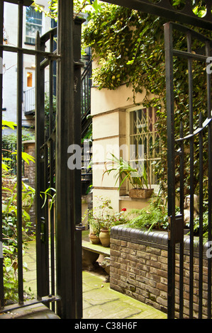 Jardin Derrière la Sainte Anne Soho, Londres ; Blick in den Garten Hinter der Kirche St. Anne à Soho, Londres Banque D'Images