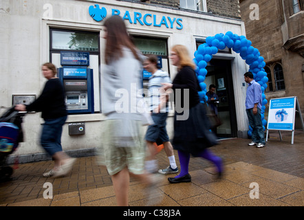 Les gens passent par une succursale de la banque Barclays, Cambridge. Banque D'Images