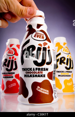 Bouteilles de Frijj Milkshake, un produit Dairy Crest. Banque D'Images