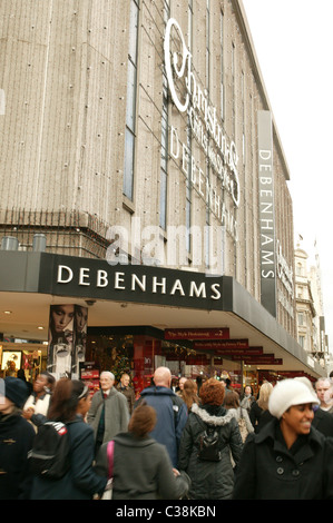 De l'extérieur d'un magasin Debenhams à Noël. Banque D'Images