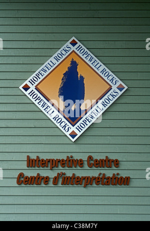 Anglais et français, bilingue, signe Hopewell Rocks, baie de Fundy, Baie de Fundy, Hopewell Cape, Province du Nouveau-Brunswick, Canada Banque D'Images