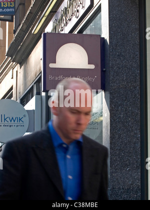 Les gens passent devant un Bradford & Bingley, High Holborn, Londres. Banque D'Images