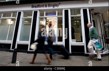 Les gens passent devant un Bradford & Bingley,direction Trinity Street, Cambridge. maintenant partie du groupe Santander. Banque D'Images