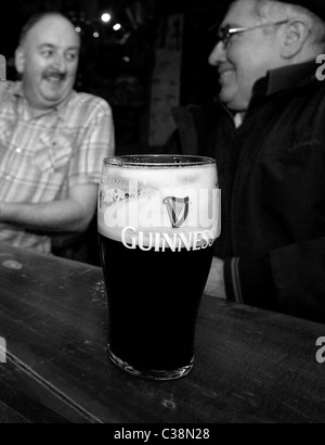 Les clients bénéficient de Guinness Pub Hells Kitchen, Castlerea, comté de Roscommon, Irlande. Banque D'Images