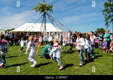 Les filles maypole dancing UK. Ecolières la danse autour du mât au niveau du ressort de la fête. Village Dilwyn show, Herefordshire. Banque D'Images