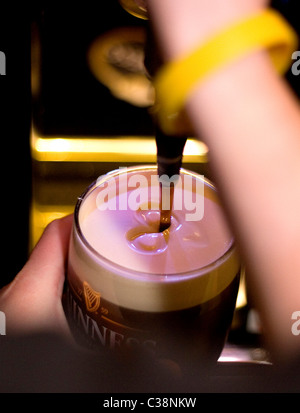 Une pinte de Guinness tractée à Tully's Bar de l'hôtel, Castlerea, comté de Roscommon, Irlande. Banque D'Images
