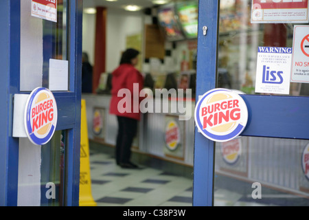 Une femme Burger King client qui passe sa commande. Banque D'Images