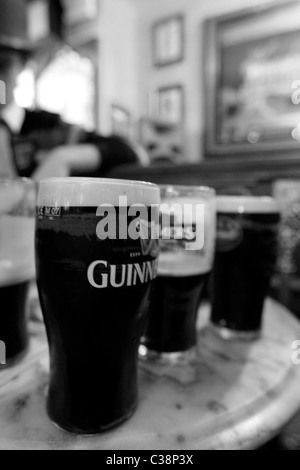 Les personnes bénéficiant d'une pinte de Guinness à Cassidy's free house à Dublin Banque D'Images