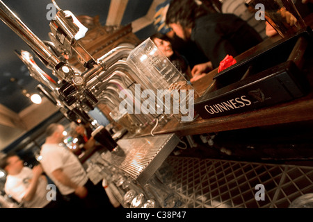 Les personnes bénéficiant de Guinness en Cassidy's freehouse Dublin Banque D'Images