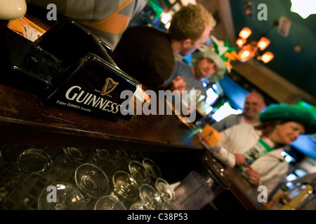 Les personnes bénéficiant de Guinness en Cassidy's freehouse Dublin Banque D'Images