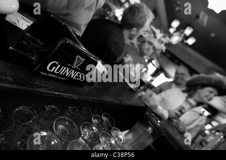 Les personnes bénéficiant de Guinness en Cassidy's freehouse Dublin Banque D'Images