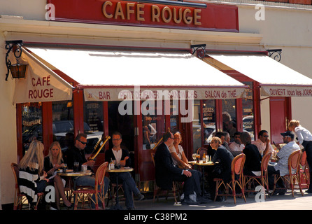 Les gens assis à l'extérieur Café Rouge à Westminster Banque D'Images