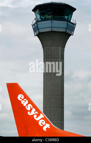 La tailfin d'un avion EasyJet à l'aéroport de Luton, Londres. Banque D'Images