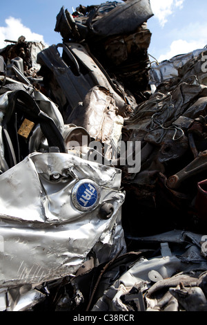 Un logo voiture Fiat est visible entre une pile de broyées. Banque D'Images