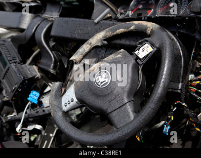 Une voiture Vauxhall vous attend d'être traitée dans une fragmentation. Banque D'Images