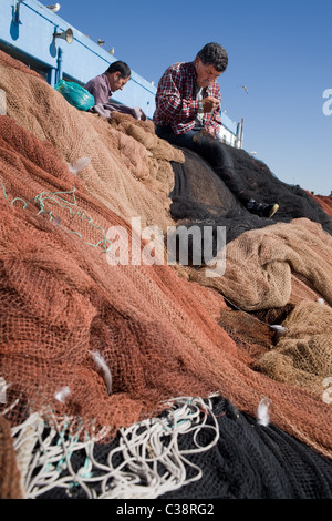 Les pêcheurs réparer leurs filets, port de pêche de Lagos, Portugal, l'Algarve Banque D'Images