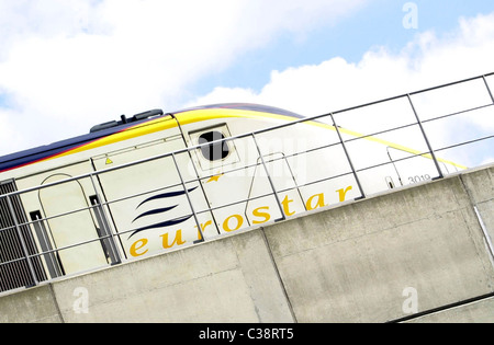 L'image montre un train Eurostar quittant le centre de Londres. Banque D'Images