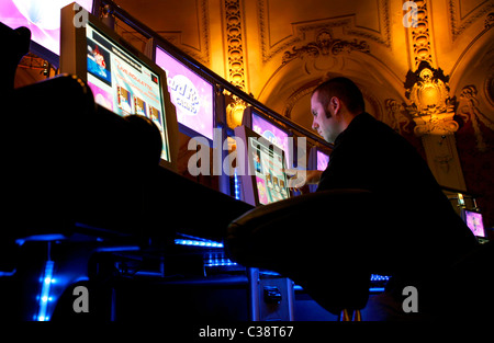 Un homme jouer live roulette dans un casino à Londres, Angleterre, Royaume-Uni Banque D'Images