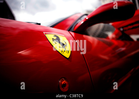 Photo montre une Ferrari rouge brillant sur l'exposition au Motorexpo Canary Wharf, Londres. Banque D'Images