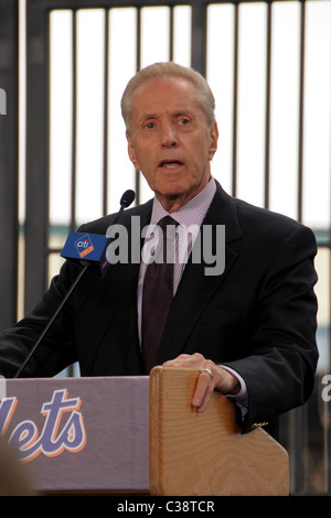 Fred Wilpon, président et chef de la direction de la Nouvelle York Mets Rotonde Jackie Robinson dévouement à Citi Field et New Banque D'Images