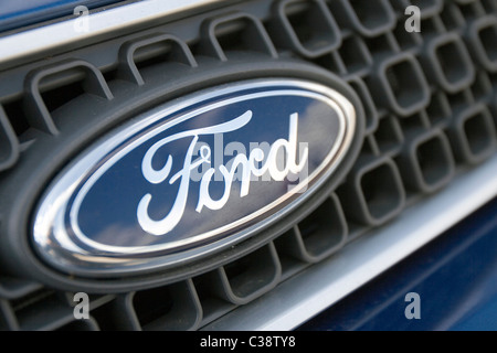 La société Ford emblème qui orne l'avant de chaque voiture Ford Banque D'Images