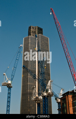 Tower 42, NatWest tower et grues, Ville de London, UK Banque D'Images