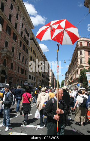 Les gens célébrant la béatification du pape Jean-Paul II, Rome Le 1er mai 2011 Banque D'Images