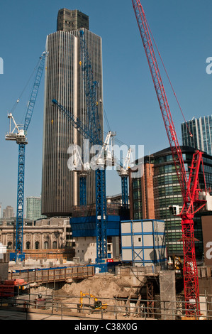 Le chantier et Pinnacle Tower 42, NatWest tower en arrière-plan, la ville de London, UK Banque D'Images