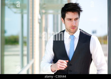 Homme se tenait à l'extérieur du bureau Banque D'Images