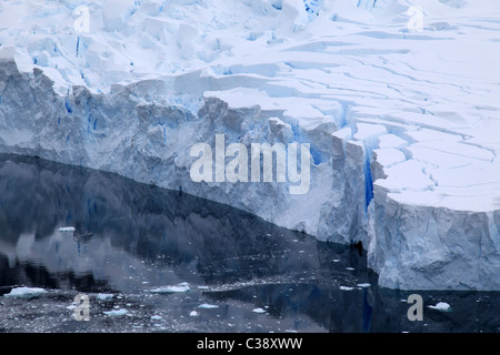 Bord du glacier à [Neko Harbour], [Andvord Bay], [Péninsule Antarctique] avec des tours du vieux [blue ice] prête à vêler Banque D'Images