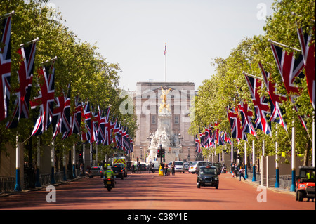 Afficher le long de la Mall vers Buckingham Palace au centre de Londres avec des drapeaux de l'Union qui tapissent le vélo Banque D'Images