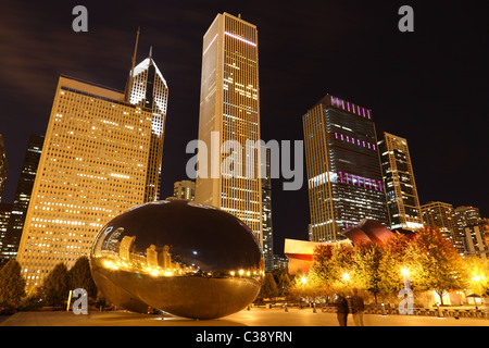 Cloud Gate (le Bean) à Chicago dans la nuit Banque D'Images
