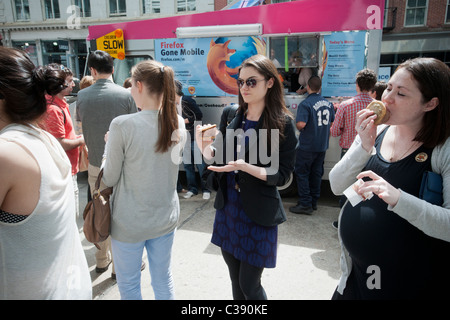 Le Coolhaus camion de crème glacée donne loin de sandwiches à la crème glacée dans Soho à New York Banque D'Images