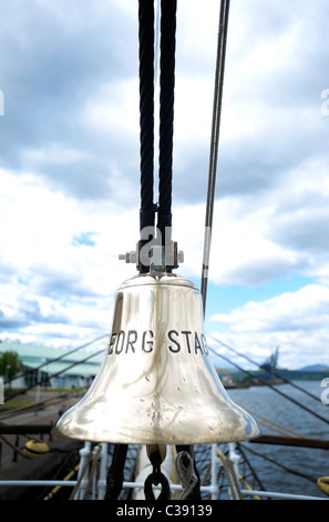 La cloche en laiton à bord du grand voilier danois Georg Stage. Banque D'Images