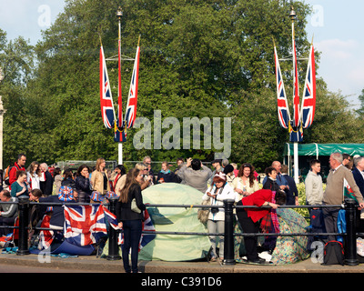 Mariage Royal les campeurs à l'extérieur de Buckingham Palace à la veille du mariage Banque D'Images