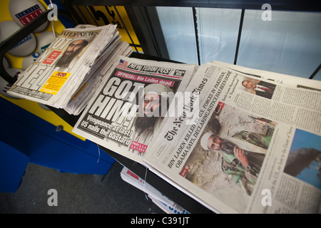 Devant un kiosque à journaux, à New York, le lundi 2 mai 2011 Rapport sur l'assassinat de terroriste Oussama Ben Laden Banque D'Images