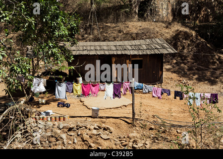 Cabane en bois avec des vêtements de couleur vive sur la ligne de séchage Copala Mexique Pas de publication requises personne méconnaissable Banque D'Images