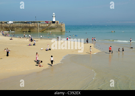 St Ives Harbour Beach et Smeaton's Pier à marée montante. Banque D'Images