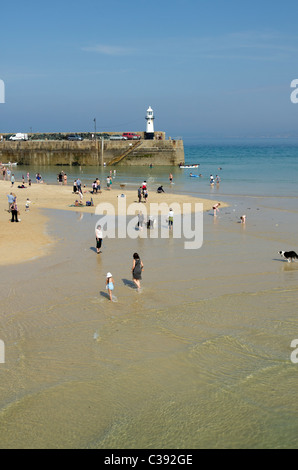 St Ives Harbour Beach et Smeaton's Pier à marée montante. Banque D'Images