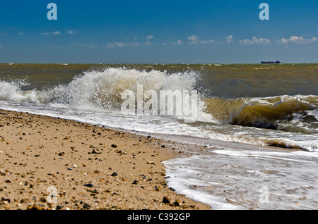 Un gros plan d'​​Waves la mer à la plage de Southend-on-Sea dans l'Essex, UK Banque D'Images