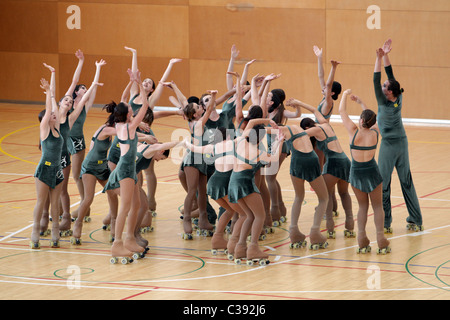 Groupe de jeunes filles en costume de roller lors d'un festival Banque D'Images