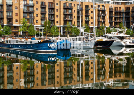 Le développement résidentiel et marina, St Katherine Docks, London, UK Banque D'Images