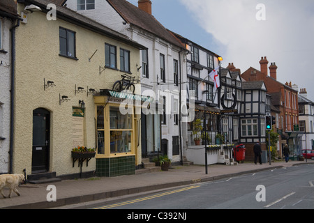 Ledbury Herefordshire Angleterre Royaume-uni Voir le long de la rue principale dans ce marché de la ville historique Banque D'Images