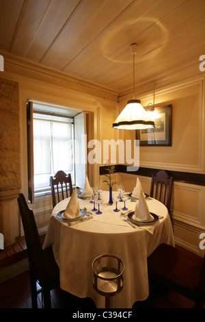 Table ronde à un restaurant chic Banque D'Images