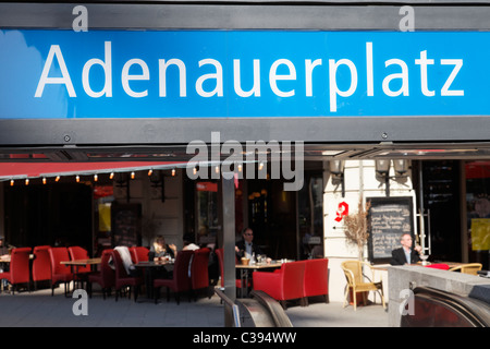 Berlin, trottoir restaurant et café Graffiti à l'Adenauerplatz, partie de la Kurfuerstendamm. La station de métro. EU/DE/DEU/ Banque D'Images